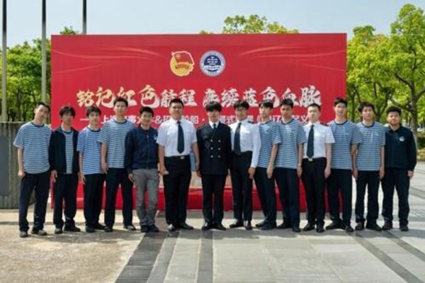 图6 演职人员合照.png